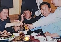 赵本山成名前旧照曝光  和朋友吃饭喝酒那时候模样十分青涩