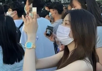 27岁徐璐音乐节被偷拍  人群中白得发光手机壳要500人民币