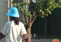 演员周冬雨母亲照片（曾在采访中表示自己和妈妈之间经常互相将联系方式拉黑）
