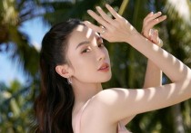 金晨也太瘦了吧（把吊带裙穿出了超模范身材虽然平板却挺有女人味）