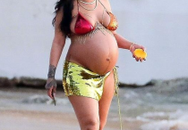 蕾哈娜挺大孕肚海边嬉闹（在沙滩漫步吃芒果感觉太惬意男友则在一旁贴身守护）