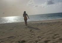 印度女星朴雅卡海滩奔跑（太丰腴遮住小10岁丈夫越胖越自信了）