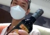 58岁江华陪妻子买酱油（看着依旧十分硬朗状态很好十分接地气）