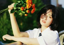 小美好演员沉月（孙宁体贴地为沈月接过行李两个挽手回家看上去默契十足）