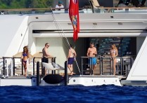 好莱坞明星小李子被拍到与一名神秘女子在加勒比海的游艇上