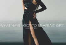 武打女星杨紫琼写真秀美腿（气场强大气质绝佳尽显女侠风范）