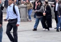 马思纯现身伦敦街头（抑郁症药物治疗严重影响她身材与外貌）