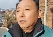 喜剧演员邵峰近况十分沧桑站在北京家中露天阳台上高歌