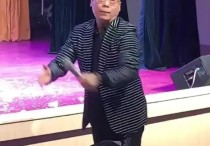 滑稽演员俞荣康的弟子（蔡嘎亮曾经唱过十年的歌为了在唱上有所发展拜师俞荣康）