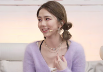 邓紫棋沉浸式玩王者荣耀（坐在她旁边认真操作的Fly都给看呆了）