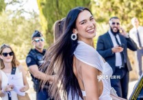 啪姐一袭透视纱裙出席友人婚礼（动人程度怕不是会抢主角风头）