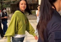 汤唯在首尔街头被偶遇（私下汤唯太漂亮了对着镜头大方打招呼）
