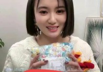 女星江铠同直播卖化妆品（一片骂声中坚持直播卖货直至结束）