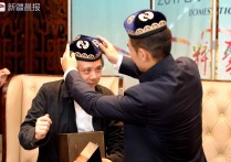 陈嘉上33年前就已到过新疆（再来太高兴面对媒体观众显得亲切自然）