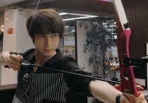 陈奕天射箭运动显帅气（眼神坚定表情温柔温柔中带着阳刚之气）