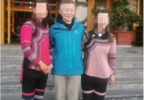 49岁歌唱家王宏伟搂俩美女合影（两鬓斑白显苍老娇妻则小他十岁）