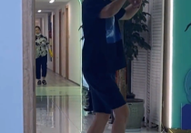 47岁保剑锋在走廊上热舞（发现被偷拍一脸娇羞翘着兰花指动作显得矫揉造作）