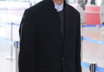 靳东现身北京机场佩戴眼镜文质彬彬尽显优雅和帅气