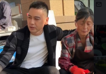 演员李飞退役（李飞把自己的帮妈妈卖鱼的照片发布到个人社交账号上）