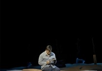 褚栓忠挑梁话剧《谷文昌》（从真实吸取养分零距离绽放舞台魅力）
