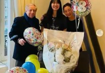 杨紫琼罕晒与外国男友合照（女方穿黑衣好年轻他一头白发似爷爷）