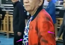 七十多岁侯耀华梳大背头现身（一个捏鼻涕的动作可是很经典呢）