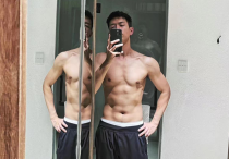 李现深夜炫全身肌肉（黑色运动裤露白色内裤边男子汉气概十足）