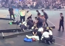 香港红馆演唱会事故  两名舞者被掉落大屏幕击中