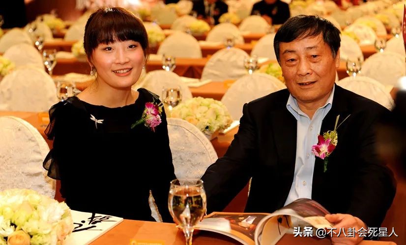 4位内地名媛千金,身价4百亿39岁未嫁,章泽天和她同场被冷落