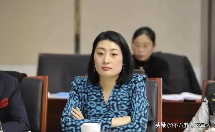 4位内地名媛千金,身价4百亿39岁未嫁,章泽天和她同场被冷落