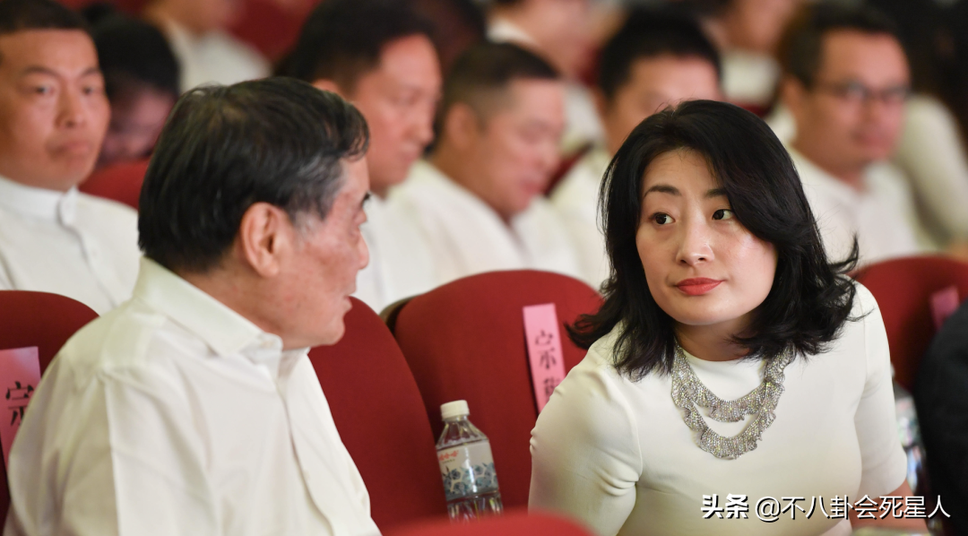 4位内地名媛千金,身价4百亿39岁未嫁,章泽天和她同场被冷落