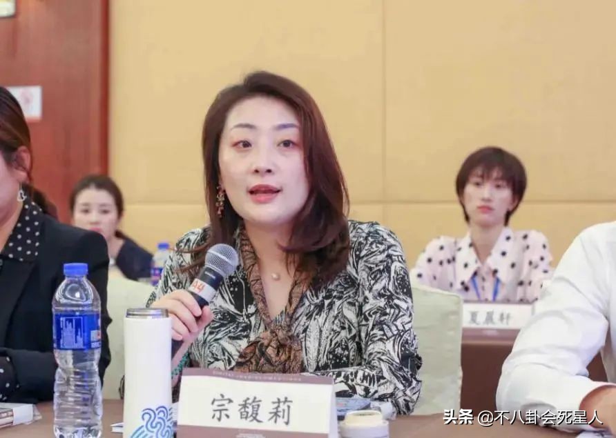 4位内地名媛千金,身价4百亿39岁未嫁,章泽天和她同场被冷落